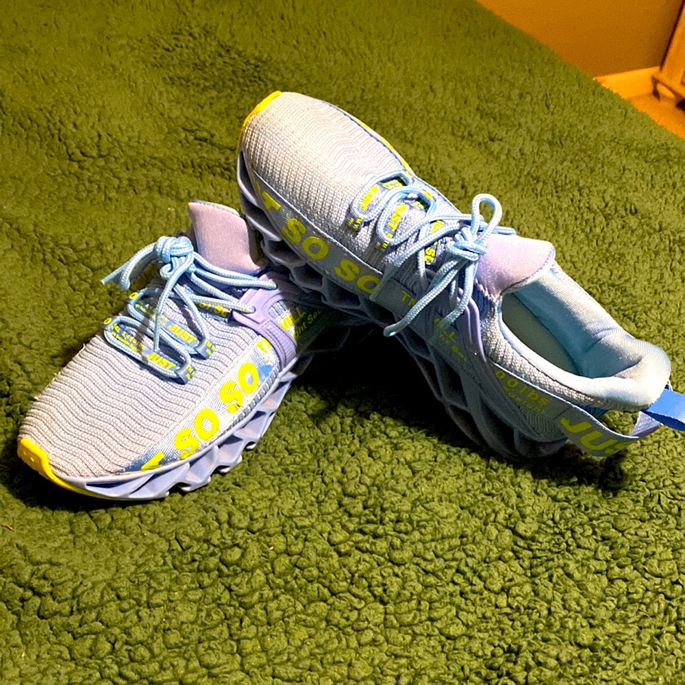 JUST SO SO 40 Tennis Shoes